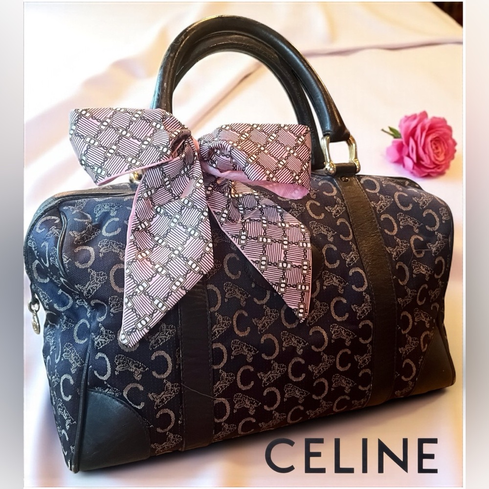CELINE Horse Carriage C
Macadam Canvas Large Hand Bag in Navy Blue